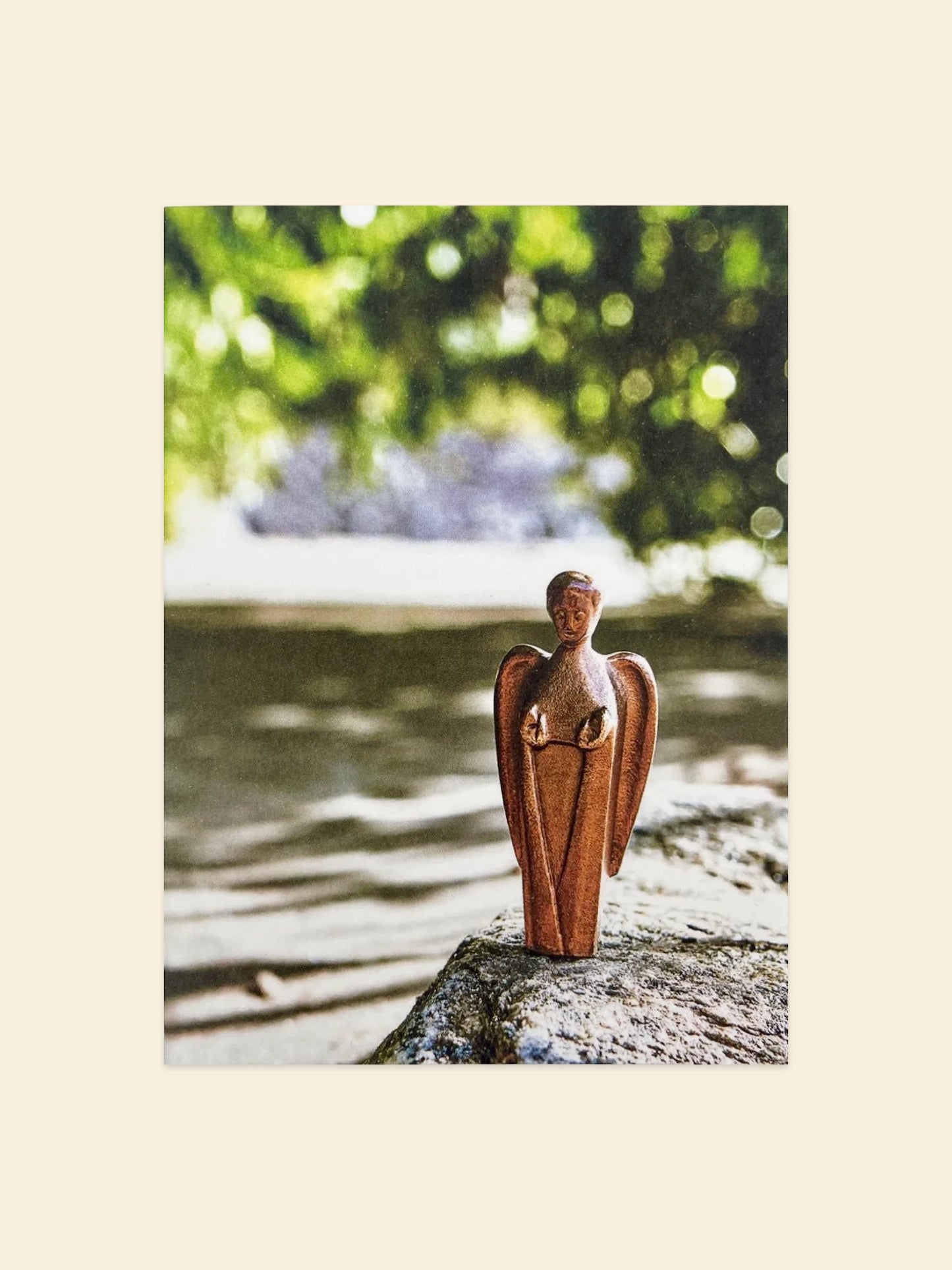 Bronzeengel mit Begleitkarte